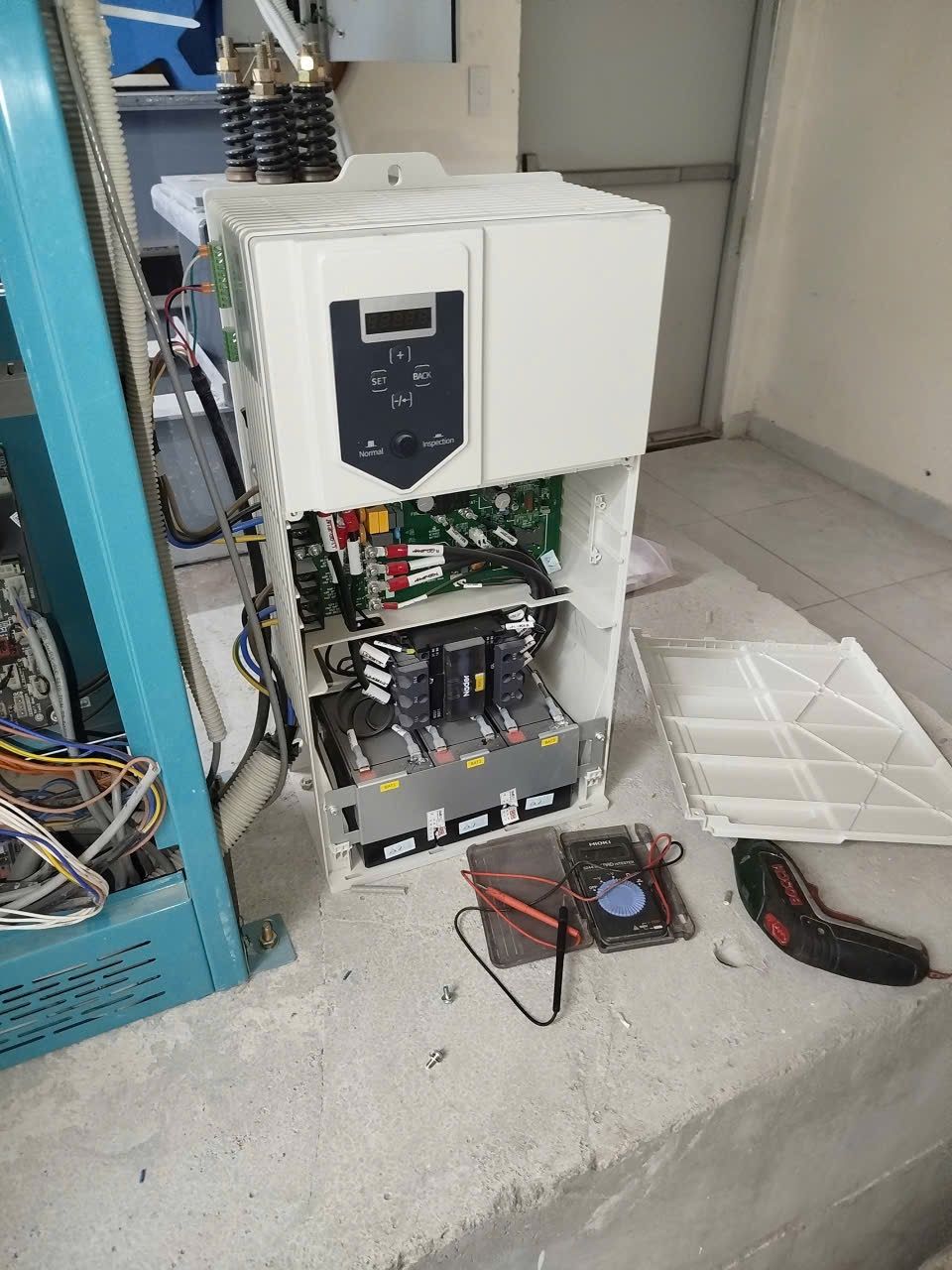 Bộ cứu hộ tự động ARD màu trắng đã mở nắp, thấy bo mạch và ngăn ắc quy bên trong