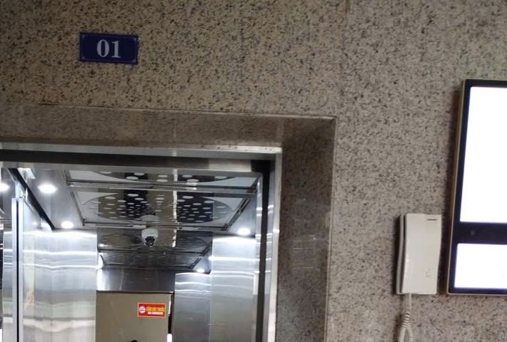 Điện thoại nội bộ gắn tường cạnh cửa thang máy